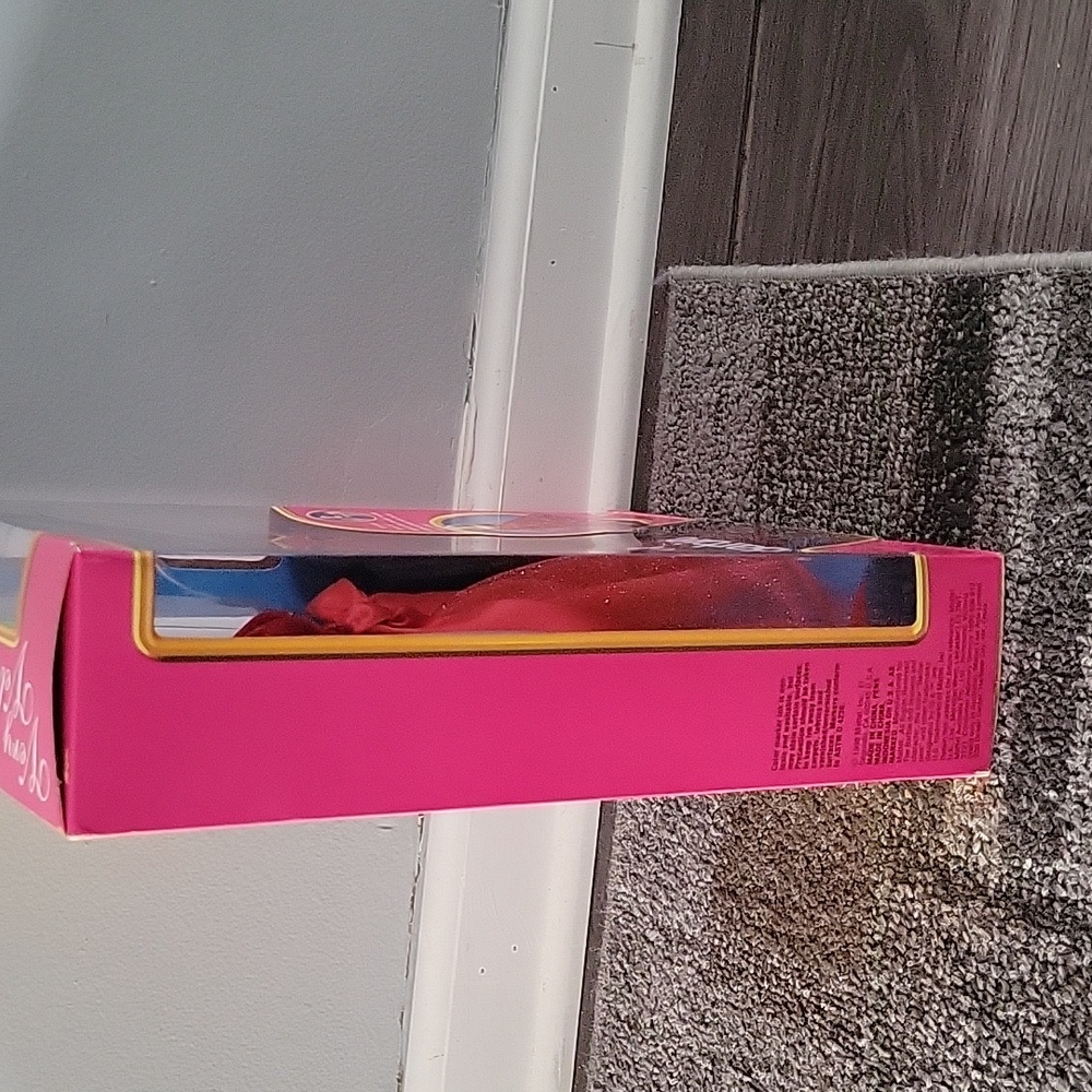 Very Velvet Barbie - Picture 6 of 7